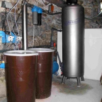úpravna vody s dvěma nádržemi na chemikálie, dvěma dávkovacími čerpadly, dvěma trubními filtry a TVK